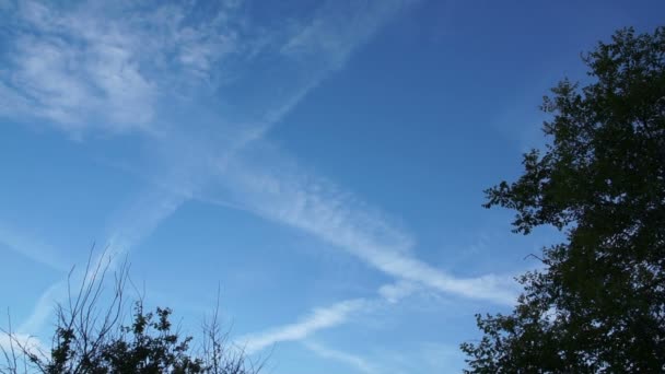 Vacker himmel på gyllene timmen på Adriatiska kusten i Italien. Molnigt. — Stockvideo