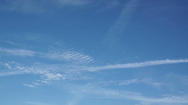 Vacker himmel på gyllene timmen på Adriatiska kusten i Italien. Molnigt. — Stockvideo