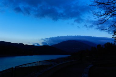 Dağlarda gölde güzel mavi alacakaranlık.