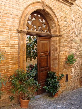 Tencere çeşitli çiçekler ev. Tasarım İtalyan avlusu