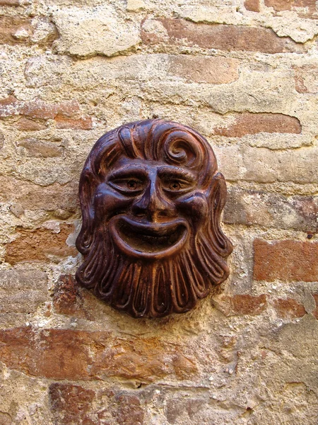 Podrobnosti o architektury historických budov. Itálie. kamenná maska. — Stock fotografie