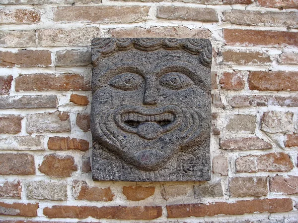 Details van het platform historische gebouwen. Italië. stenen masker. — Stockfoto