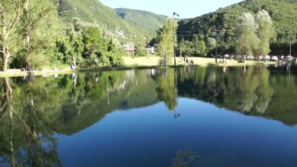 Знімок мальовничого озера влітку. Розмитий фон природи . — стокове відео