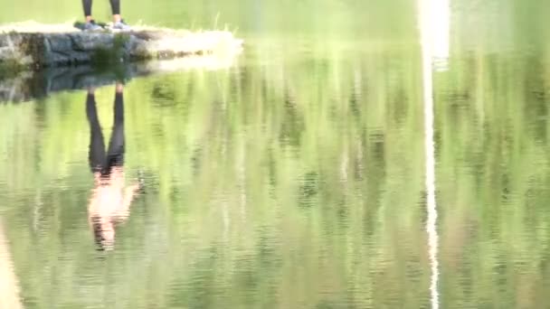 Foto de lago escénico en verano. Naturaleza borrosa fondo desenfocado . — Vídeo de stock