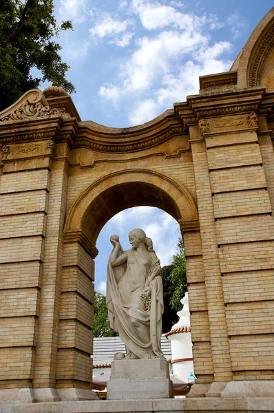 Maria Luisas Paleis met een boog en fontein. Sevilla, Spanje. Architectonische details, stenen gevel. — Stockfoto