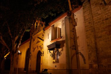 İspanya, Sevilla 'nın tarihi binaları ve anıtları. Mimari detaylar, taş cephe ve Avrupa müzeleri. İspanyol mimari stilleri. Gece hayatı. gece