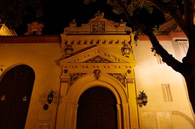 İspanya, Sevilla 'nın tarihi binaları ve anıtları. Mimari detaylar, taş cephe ve Avrupa müzeleri. İspanyol mimari stilleri. Gece hayatı. gece