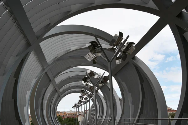 Bolvormige metalen moderne brug Madrid, Spanje — Stockfoto