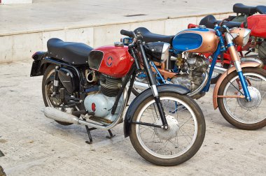 sokaklarda eski vintage yeşil motosiklet