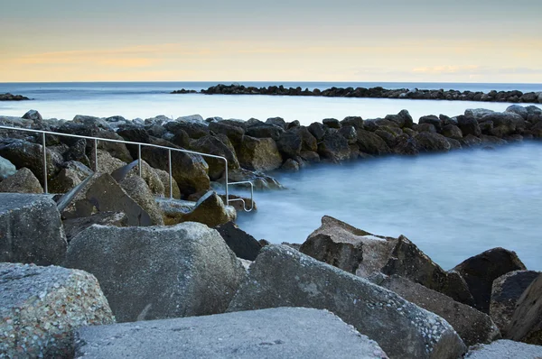 Sea wave impinges on an old stony — Stock Photo, Image