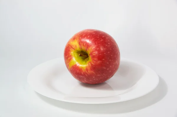 Saplı büyük olgun Kırmızı elma — Stok fotoğraf