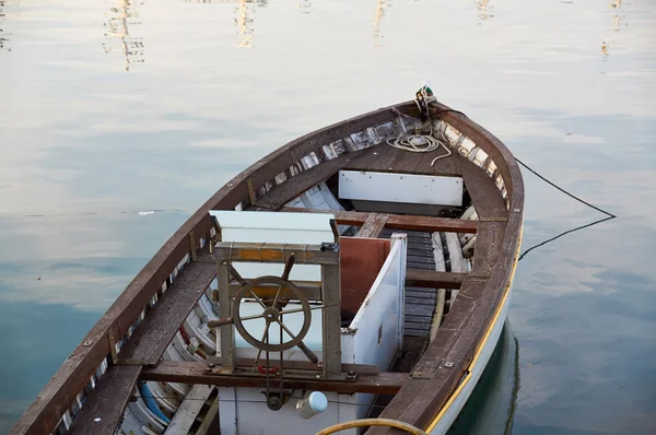 Holzboot Typ Vintage auf Offshore-Liegeplatz — Stockfoto