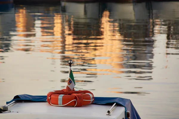 Rode leven boei op neus van oude boot — Stockfoto