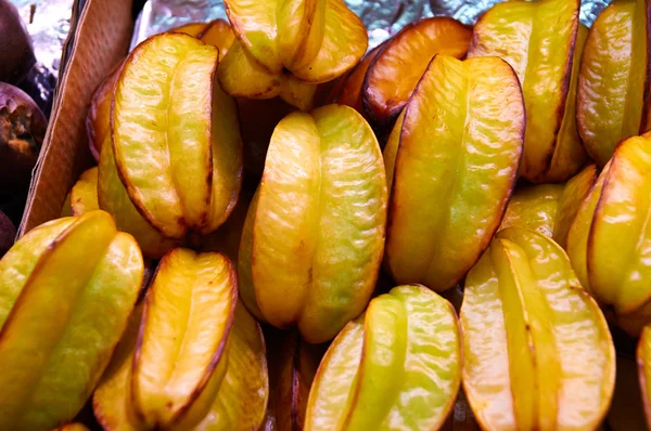 Carambola Thai fruits exotiques sous la forme d'une étoile — Photo