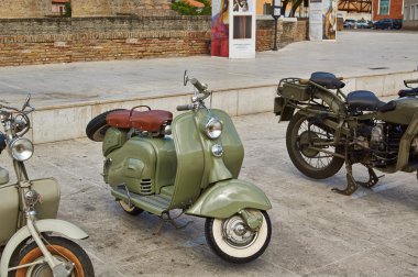 Eski scooter şehir Senigali meydanında Park