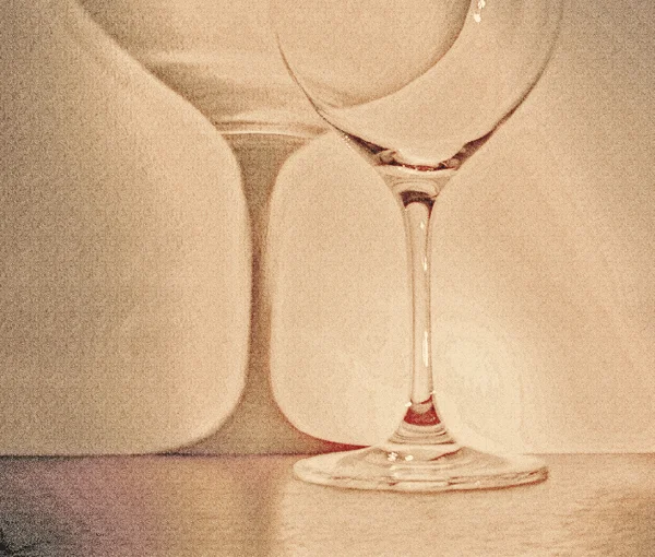 Grand verre de vin sur fond sombre — Photo