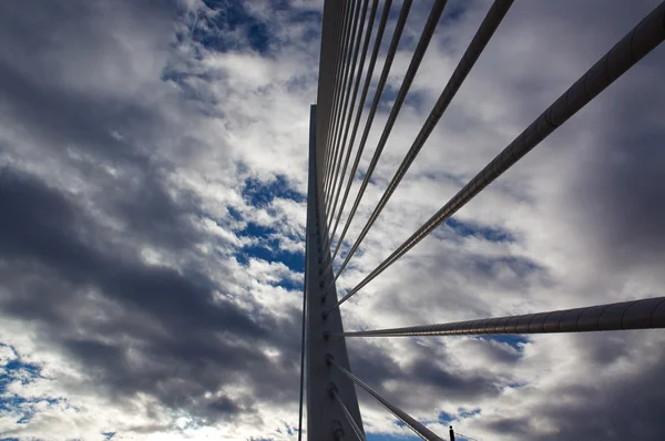 Modern köprü Valencia günbatımı gökyüzü üzerinde bölüm. İspanya. — Stok fotoğraf