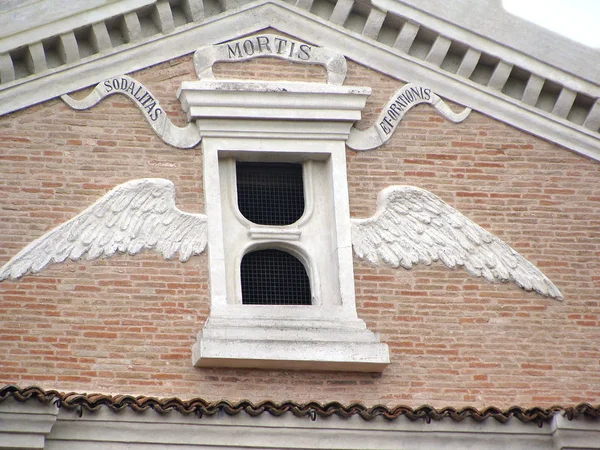 Architektonische Details historischer Gebäude. Italien — Stockfoto