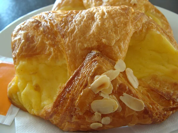 Croissant, pastel con mermelada — Foto de Stock