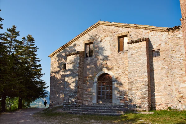 Παλαιά εγκαταλειμμένη εκκλησία στα βουνά της Ιταλίας. — Φωτογραφία Αρχείου