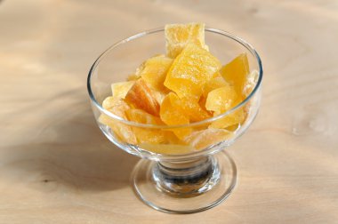 Mango ahşap yüzeyde kapta tatlı parçaları kurutulmuş