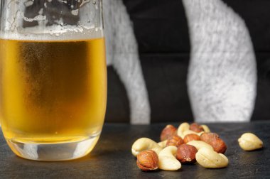 bira ile fındık ve kaju fıstığı dökme