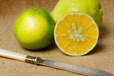 Ahşap masa limon meyve yakın çekim.