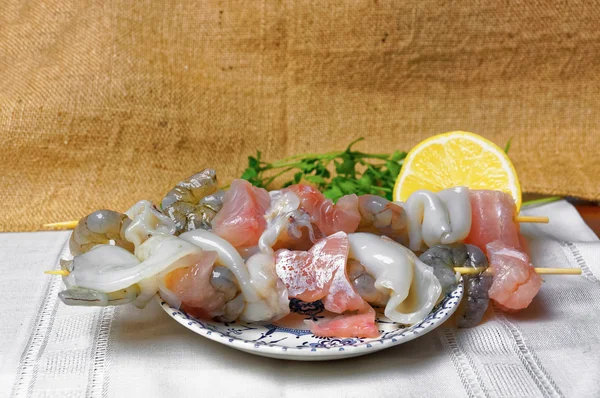 Spiedini di frutti di mare con gamberetti e calamari — Foto Stock