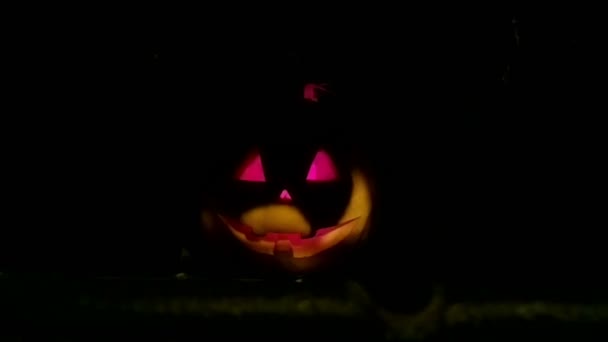 Donkere nacht een lantaarn in de vorm van een pompoen op Halloween. — Stockvideo