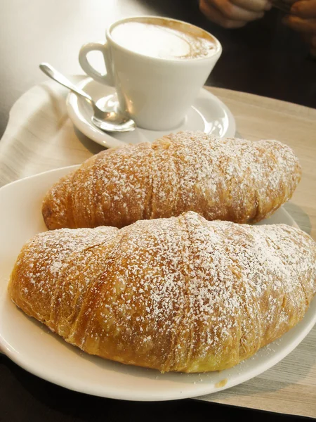 Süßes Gebäck, flockige Croissants mit schwarzem Cofee — Stockfoto
