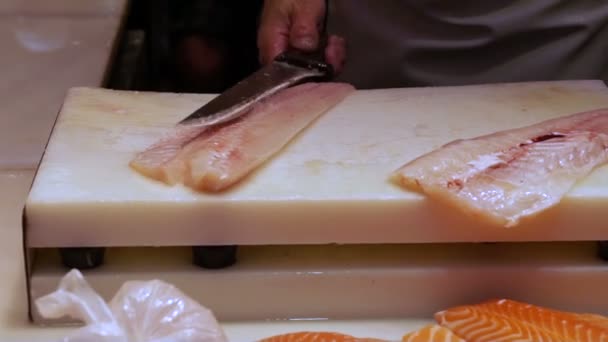 Corte de peixe branco no balcão do mercado espanhol . — Vídeo de Stock