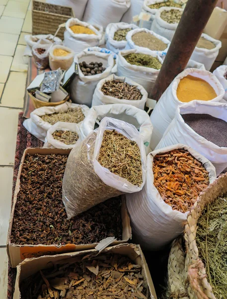 Kruiden, specerijen, kruiden in tassen en dozen die zijn opgemaakt voor de verkoop als een — Stockfoto