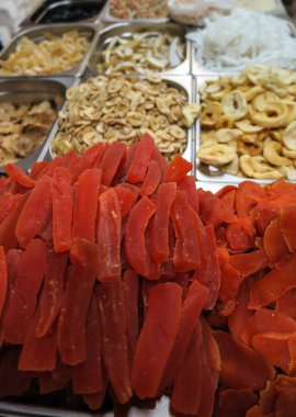 Kuruyemiş kaplarda satışa