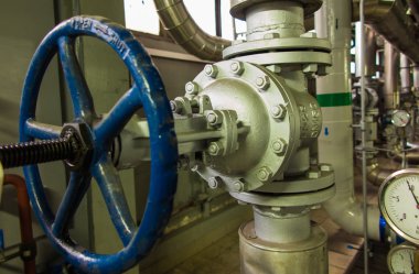 Burada boru ve vanadan su için mavi düğme ile