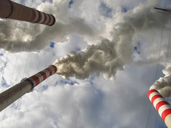 Humo de chimeneas altas — Foto de Stock