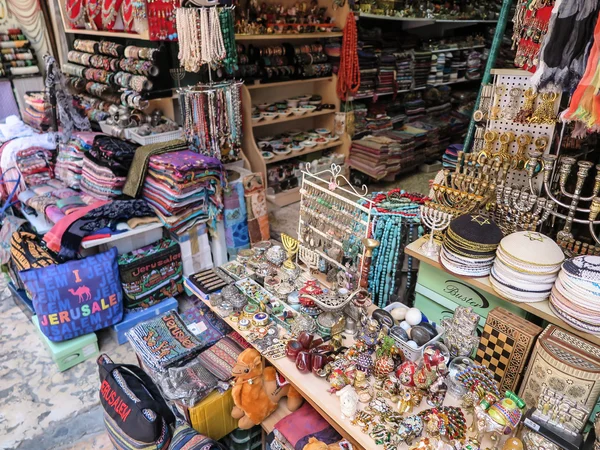 JERUSALEM, ISRAEL - JULY 13, 2015: Narrow stone street among sta — Stock Photo, Image