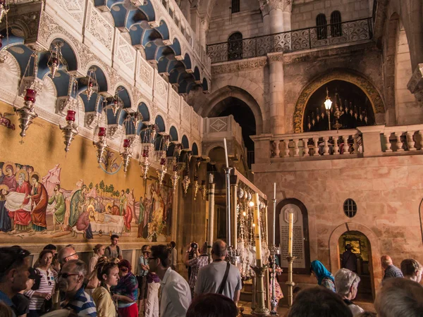 JERUSALEM - Juli 15: Pedra da Unção de Jesus no Santo — Fotografia de Stock