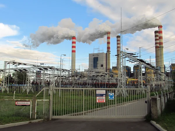 Konin, Polen, 17 juli 2012: Uitzicht op de kolencentrale in Patnow — Stockfoto