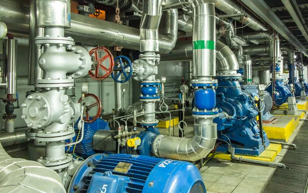 büyük motorları ile birkaç su pompaları