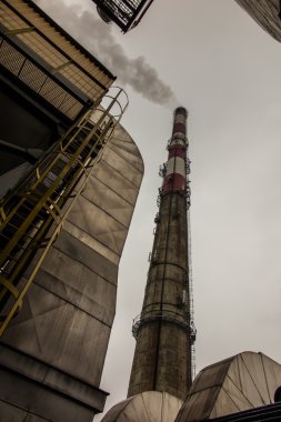 duman ile uzun boylu bir baca