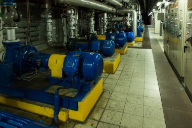 büyük motorları ile birkaç su pompaları