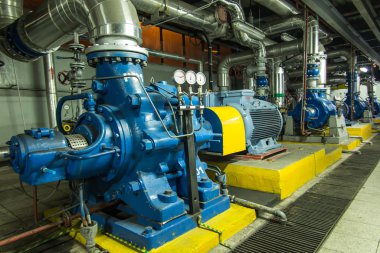 büyük motorları ile birkaç su pompaları