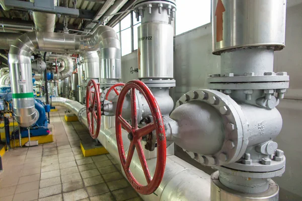 Burada boru ve vanadan su için kırmızı düğme ile