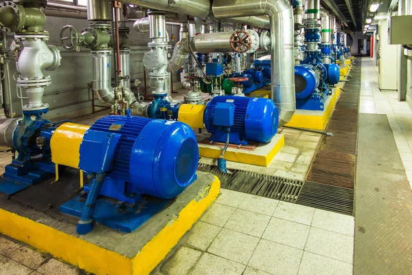 büyük motorları ile birkaç su pompaları