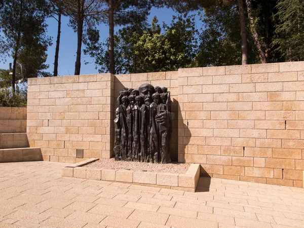 Jerusalem, Israel - July 16, 2015 r .: Janusz Korczak statue yad — Stock Photo, Image