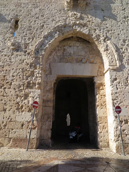 오래 된 벽과 예루살렘의 문 — 스톡 사진