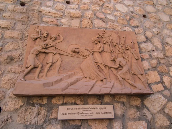 Bas-relevo na estrada que Jesus andou antes de sua morte em Jerusalém no St. Peter em Gallicantu no Monte Sião, Jerusalém , — Fotografia de Stock