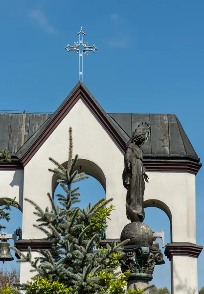 Standbeeld van de Heilige Maagd voor het heiligdom in Lesniow in de buurt van — Stockfoto