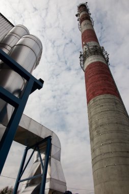 Beyaz ve kırmızı yüksek beton baca