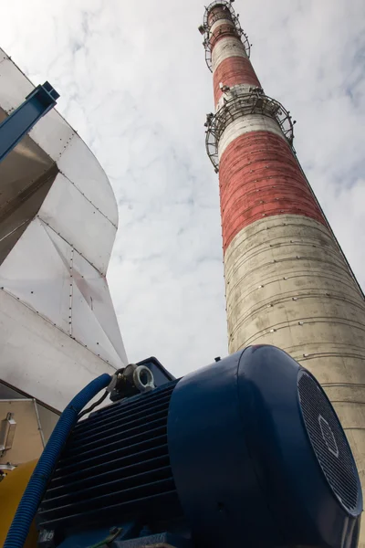 Biały i czerwony wysoki komin betonu — Zdjęcie stockowe